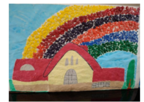模造紙に描いた壁画です。ちぎった色画用紙を貼り合わせて描いた国立駅舎に、カラフルに絵の具を塗った卵の殻で描いた虹がかかっています。
